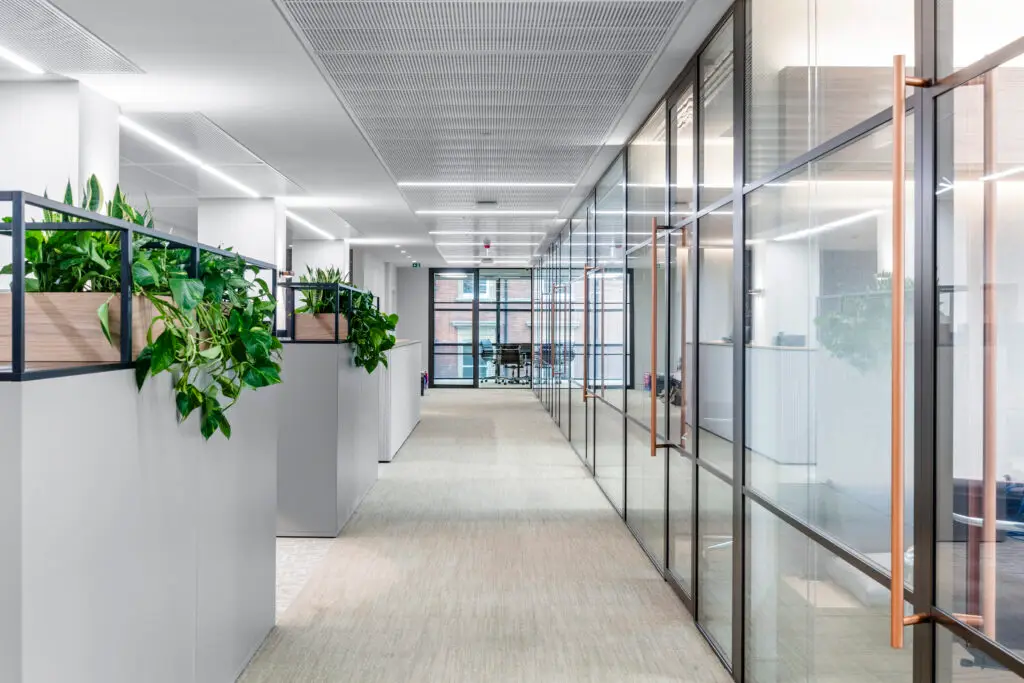 Glass partitioning detail for specification support